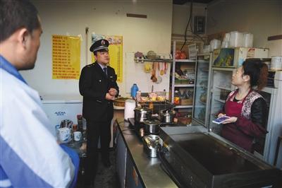 媒体调查月销数千单外卖店 一厨四店共用一张证照
